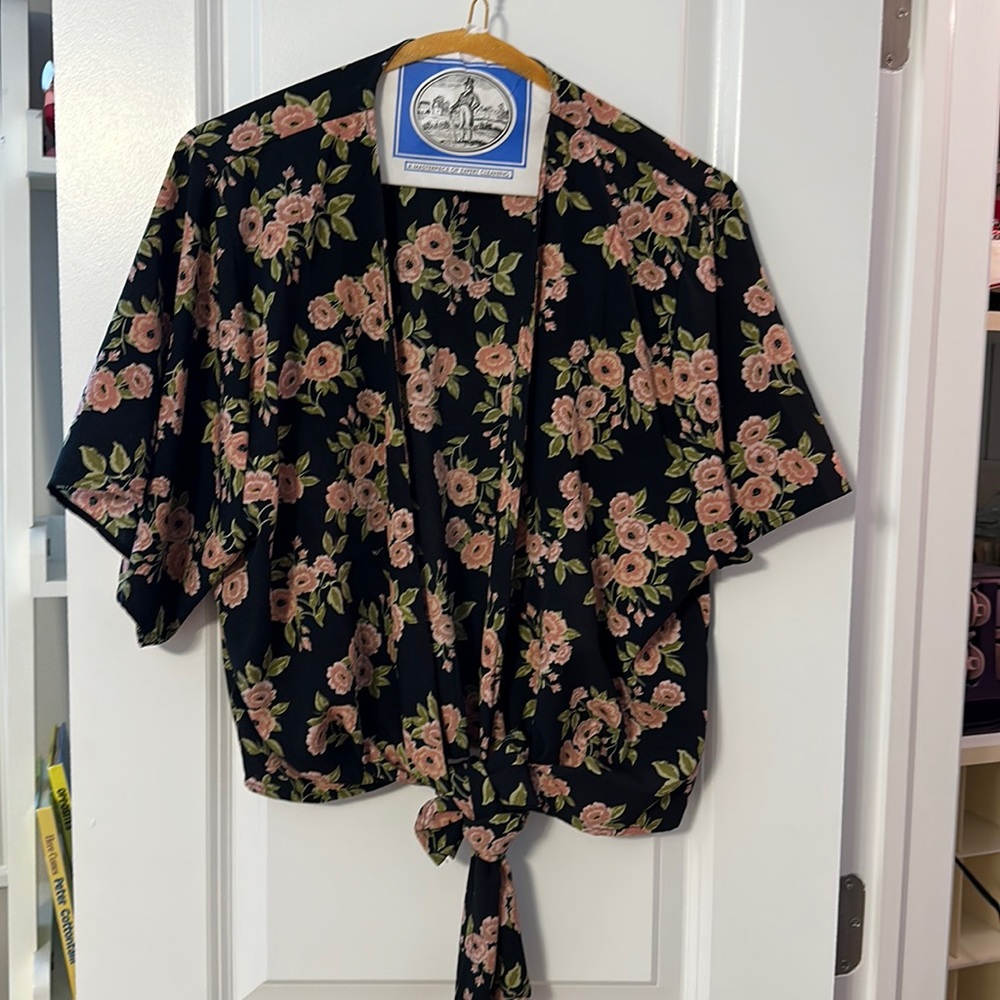 Like new, loose fitting front tie shirt